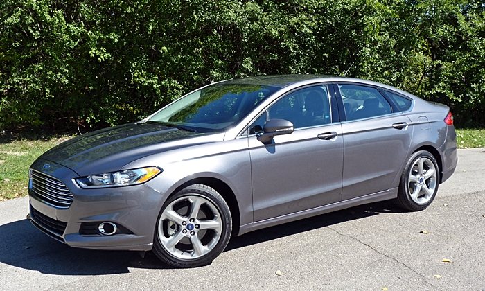 1429602539-Ford-Fusion-SE-front-quarter.