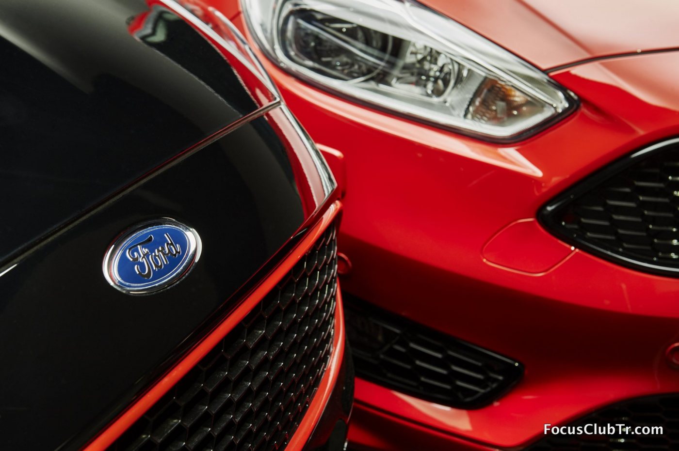 2015.10.26_Cars_FORD_FOCUS_RB_closeup.th