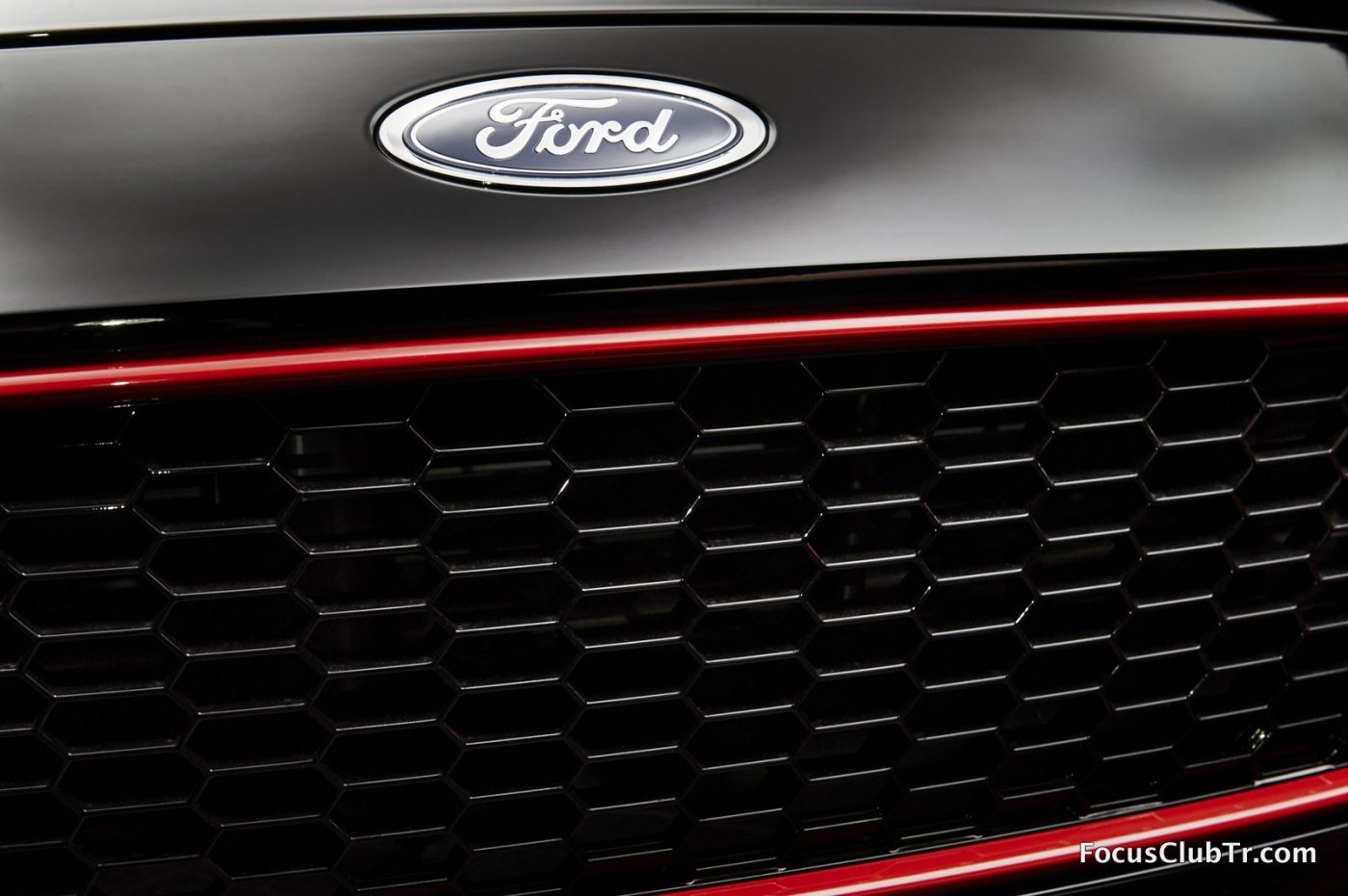 2015.10.26_Cars_FORD_FOCUS_RB_grille_bla