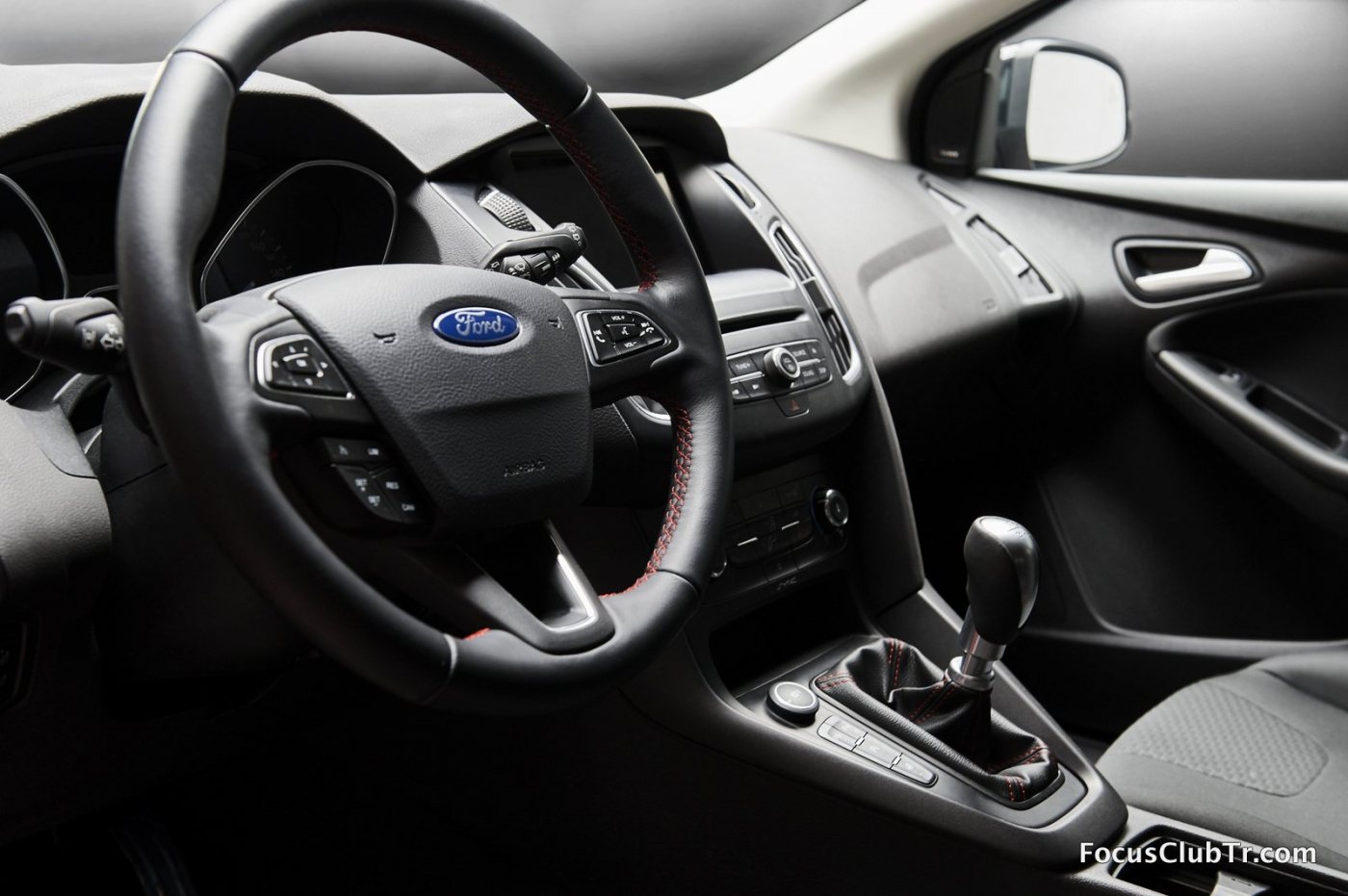 2015.10.26_Cars_FORD_FOCUS_RB_interior_1