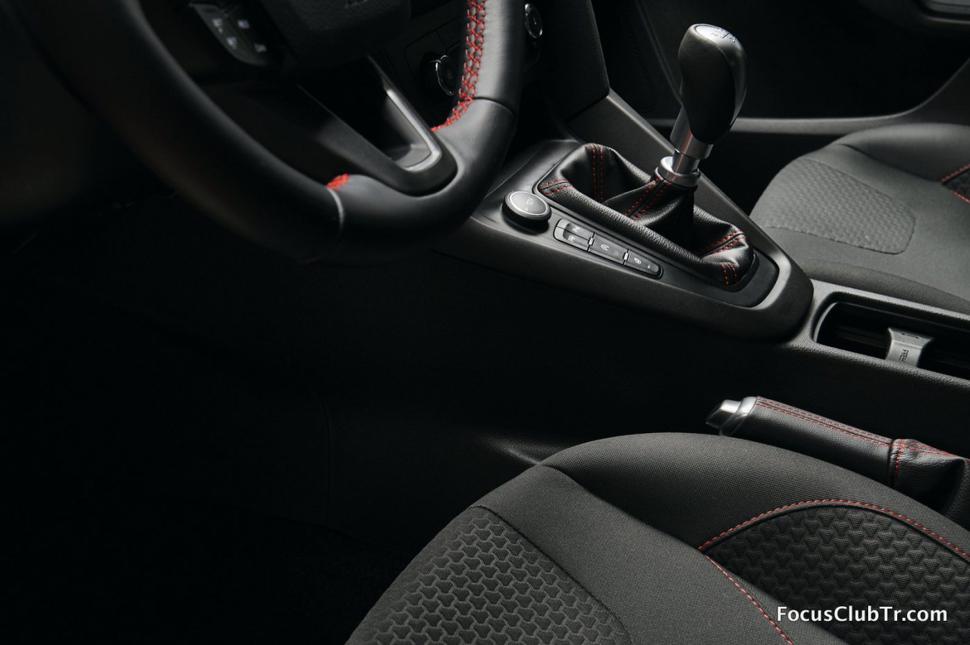 2015.10.26_Cars_FORD_FOCUS_RB_interior_2