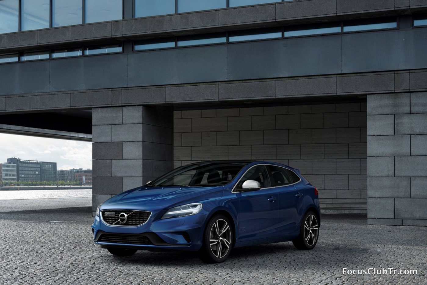 175943_Volvo_V40_T5_R_design_Location_3_4_Front.jpg