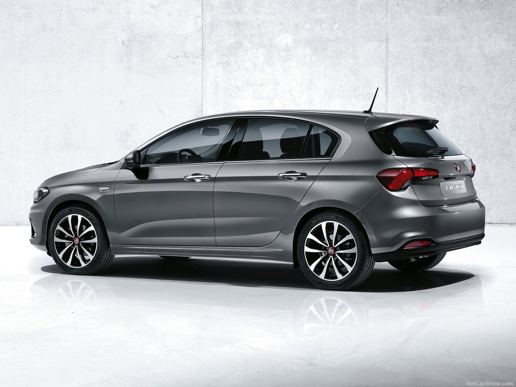 Fiat-Tipo_5-door_2017_1024x768_wallpaper