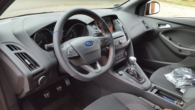 2016_Focus_interior_ST-Line_RedEdition.jpg