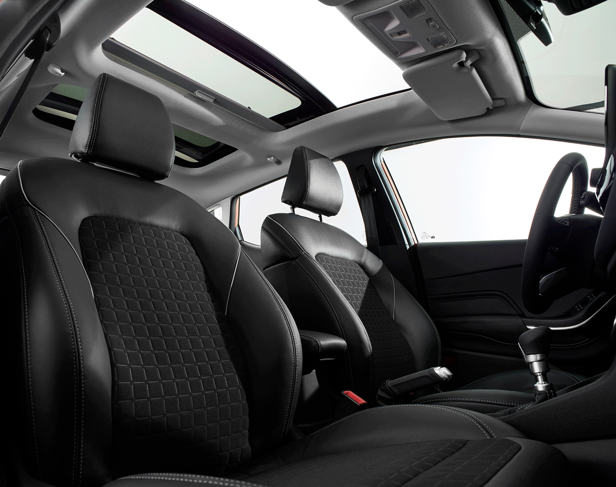FORD_FIESTA2016_TITANIUM_FRONT_SEAT_ROW_PANORAMIC_ROOF_01.gif