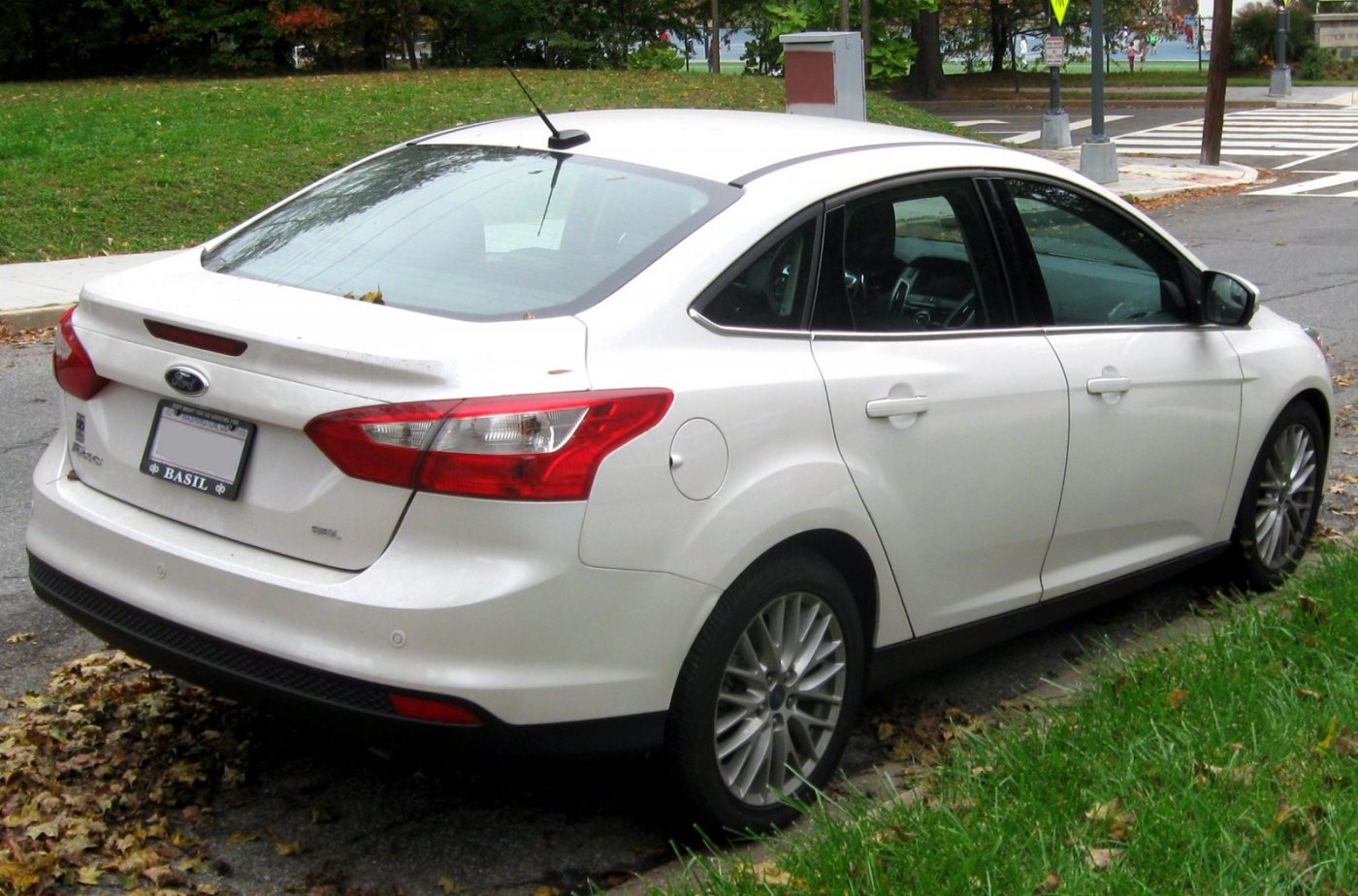 2012_Ford_Focus_SEL_sedan_--_10-12-2011_rear.jpg