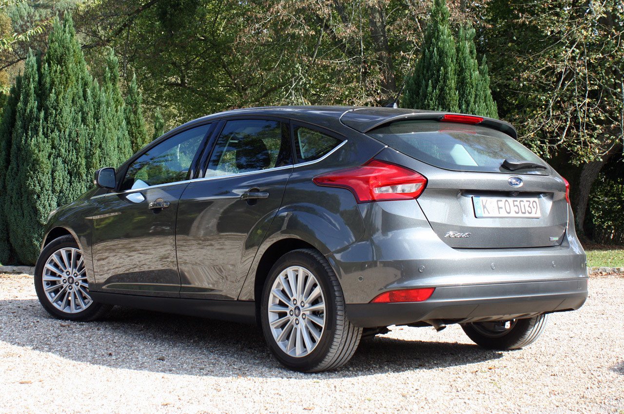 New Ford Focus Review & Deals | Auto Trader UK