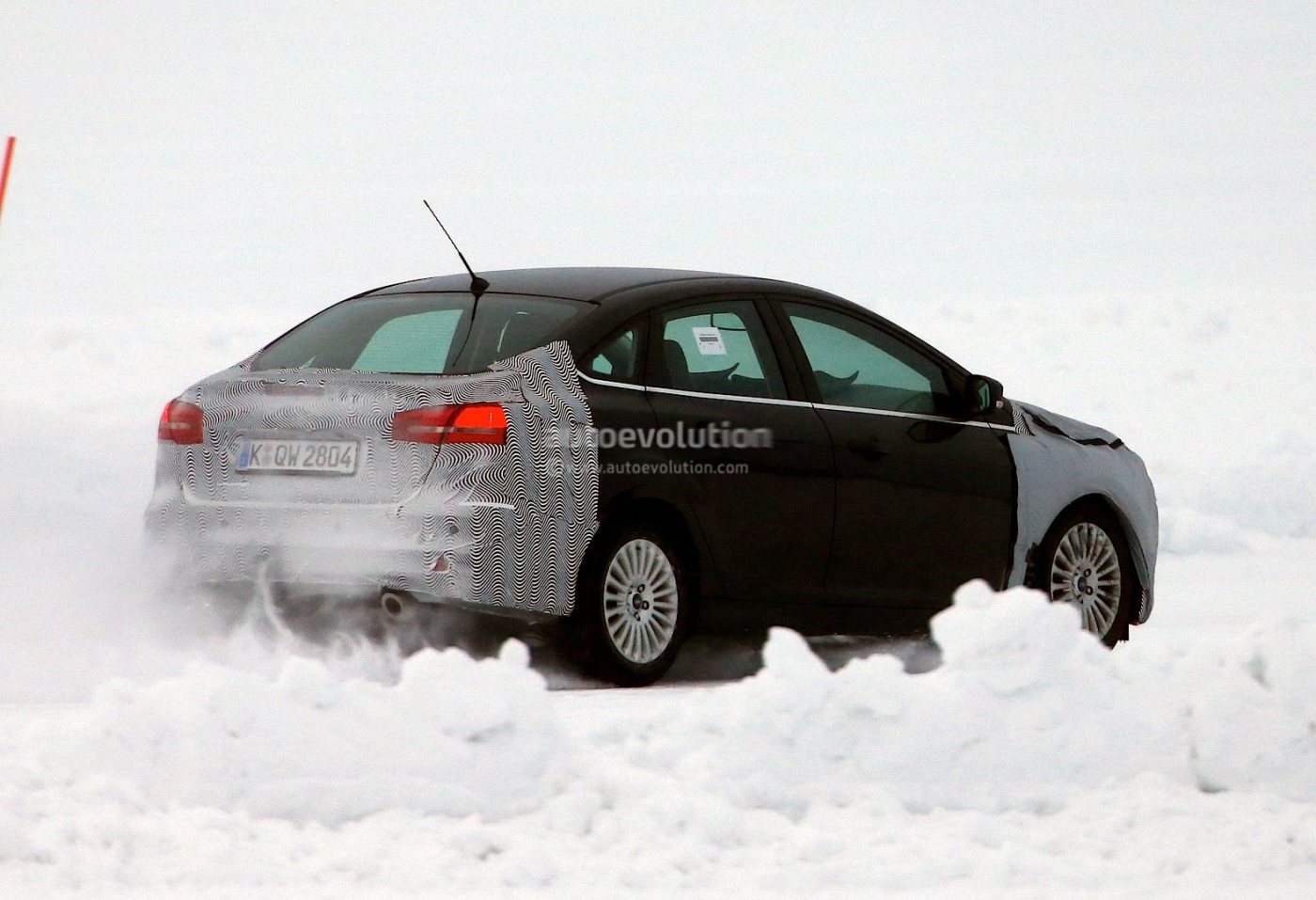 latest-ford-focus-facelift-spy-photos-show-part-of-new-chrome-grille_11.jpg