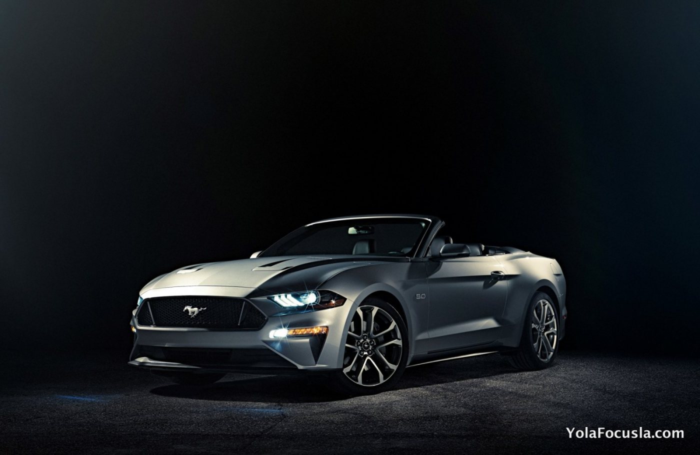 Ford-Mustang-GT-Convertible-Ingot-Silver.jpg