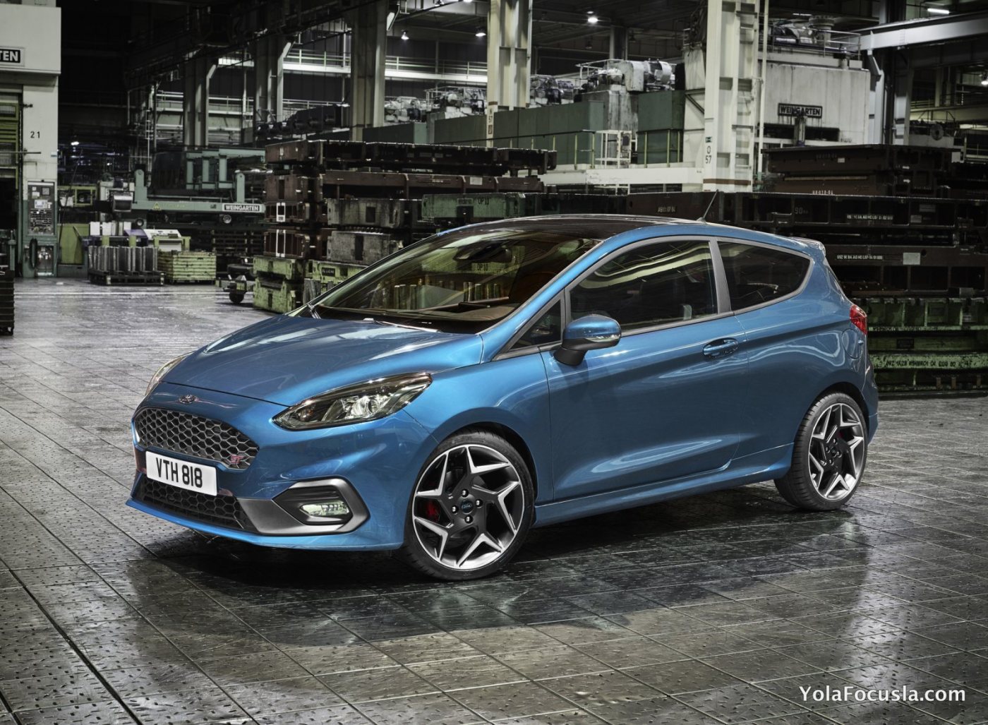 FORD_2017_Fiesta_ST_02.jpg