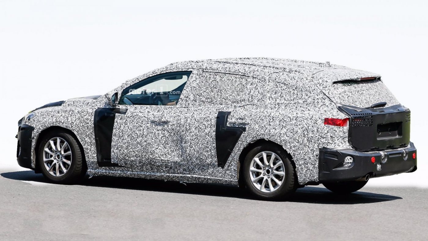 2018-ford-focus-wagon-spy-photo_7.jpg