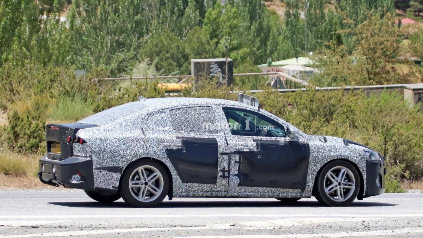 2019-ford-focus-sedan-spy-photo_9.jpg