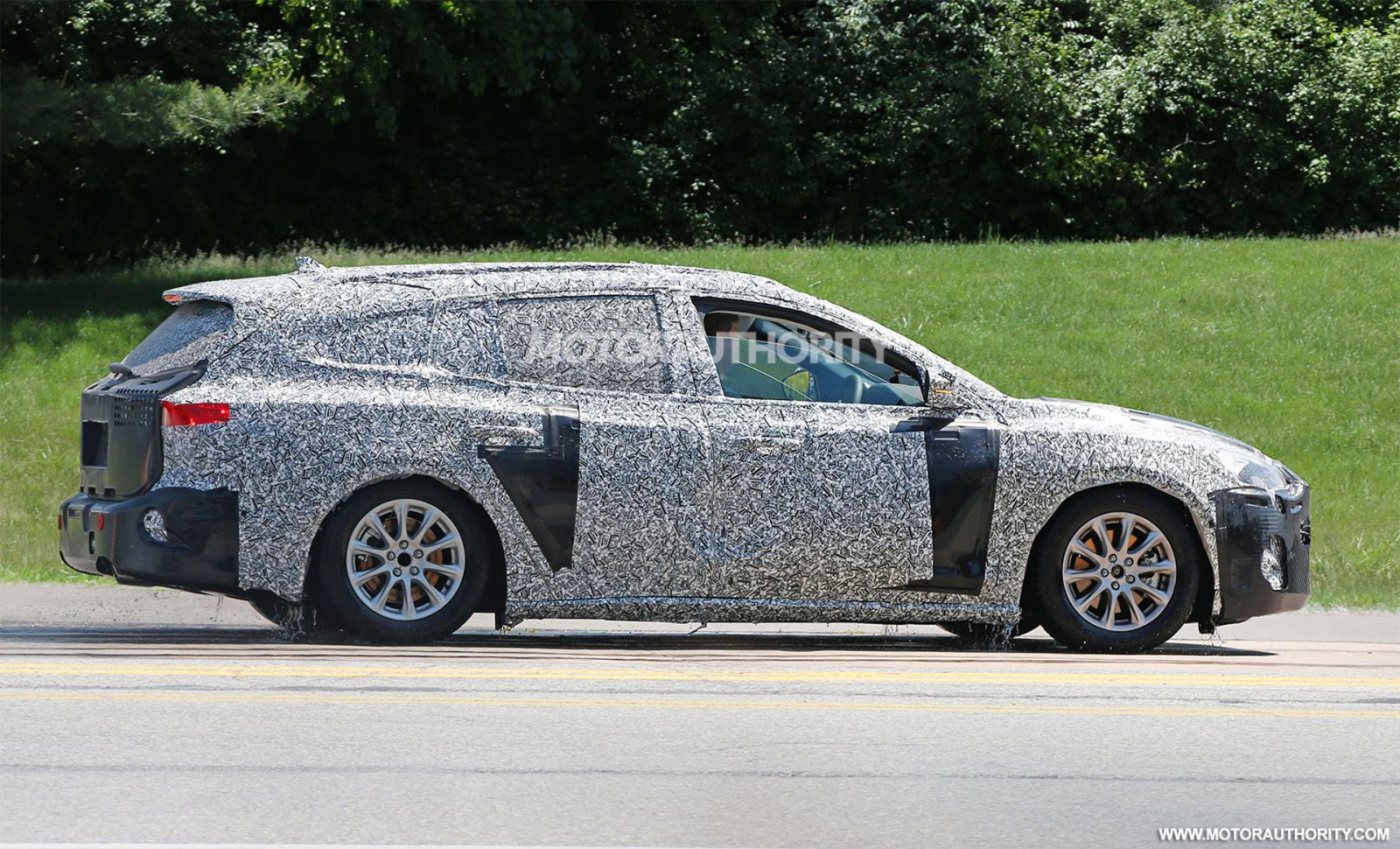 2019-ford-focus-wagon-spy-shots--image_5.jpg