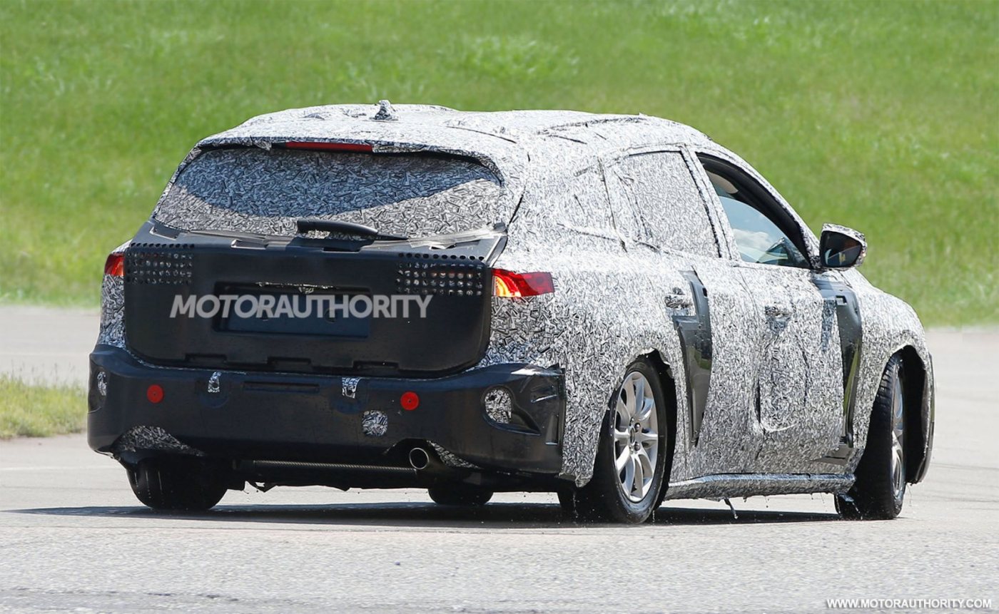 2019-ford-focus-wagon-spy-shots--image_7.jpg