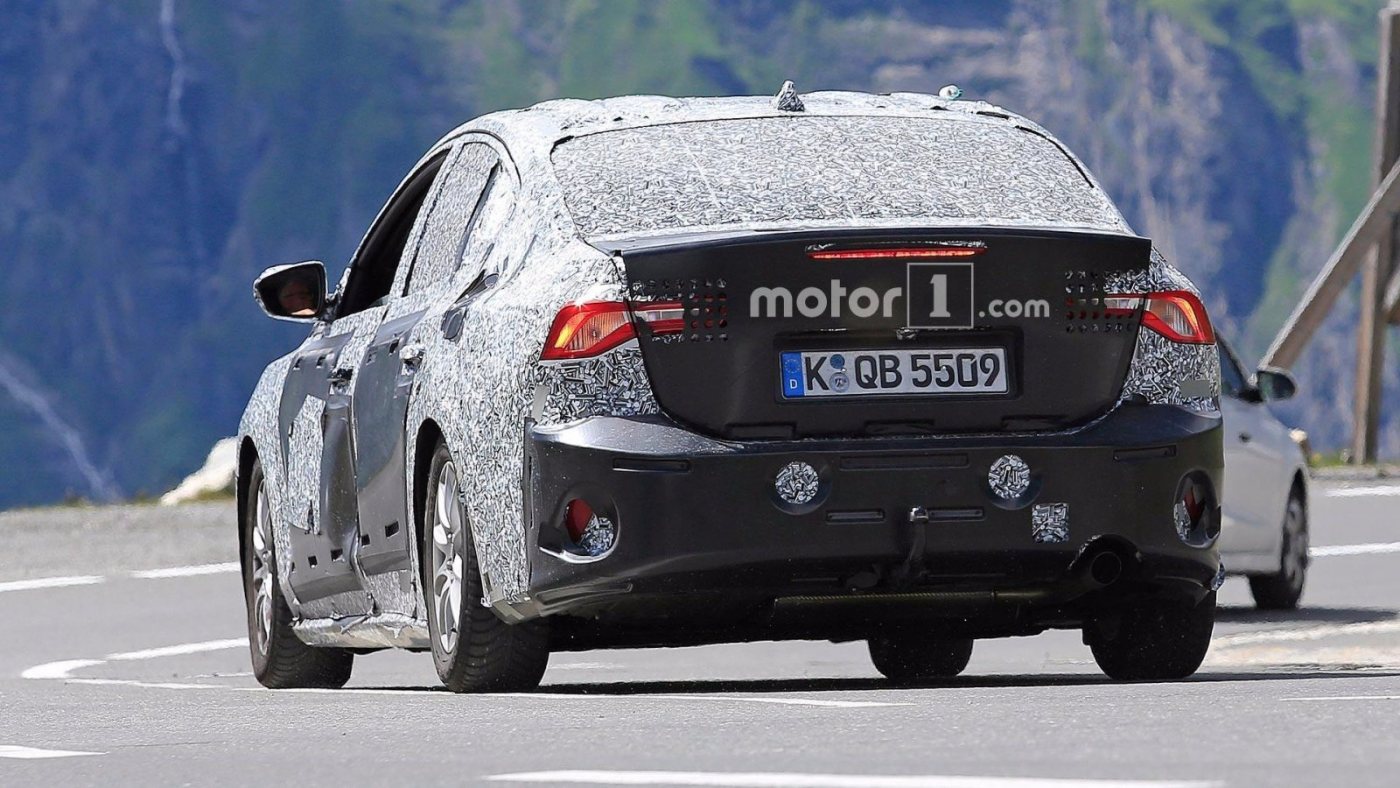 ford-focus-sedan-spy-pics-10.jpg