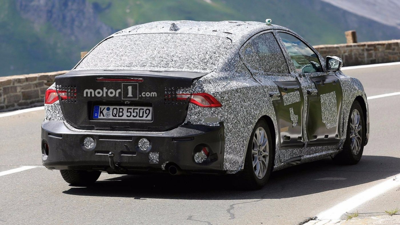 ford-focus-sedan-spy-pics-14.jpg