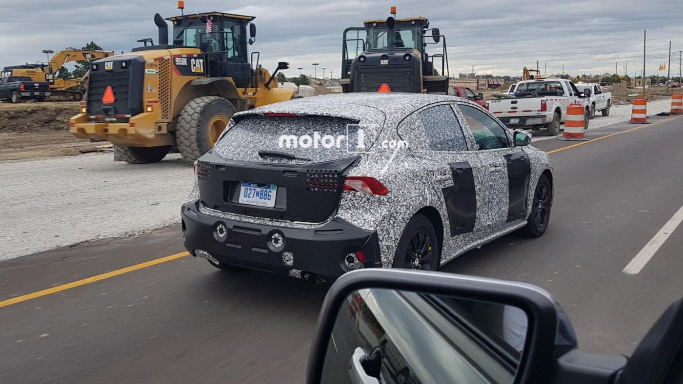 2019-ford-focus-five-door-spy-shots-2.jpg