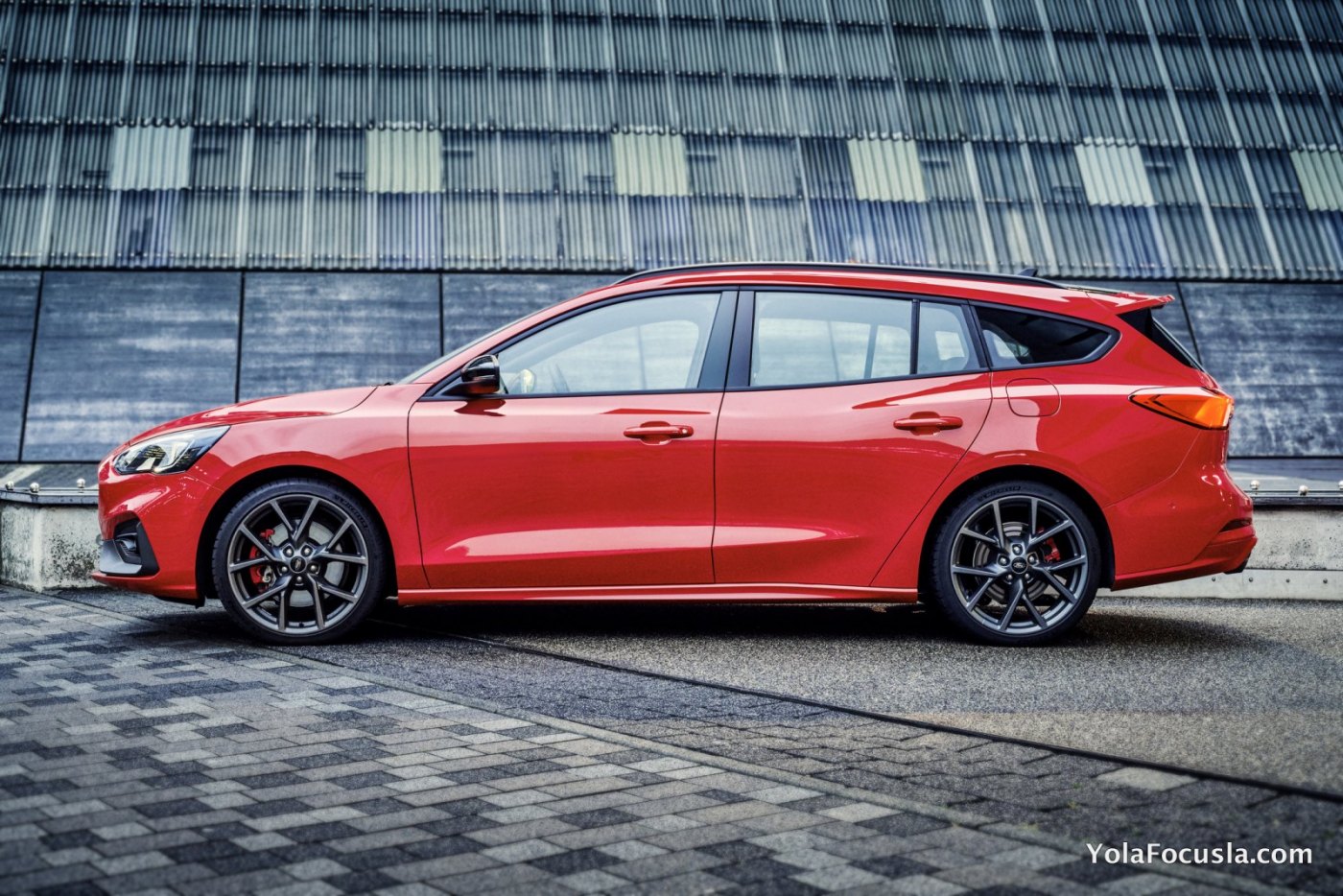 2019FordFocus_ST-Wagon_11.jpg